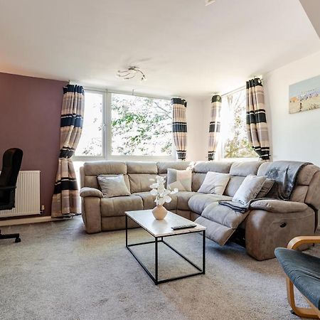 Comfortable 3-Storey House With Free Car Parking مانشستر المظهر الخارجي الصورة