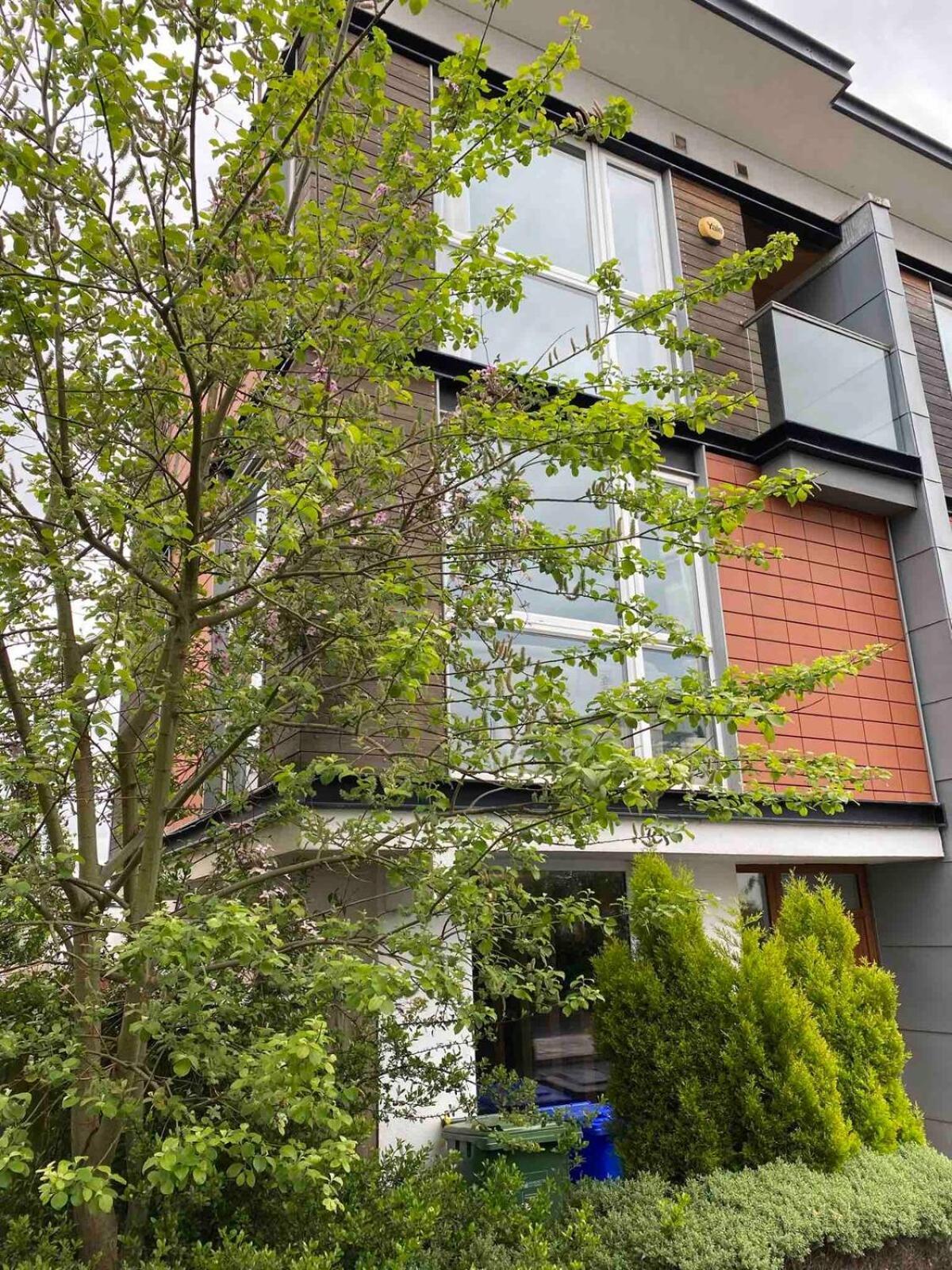 Comfortable 3-Storey House With Free Car Parking مانشستر المظهر الخارجي الصورة