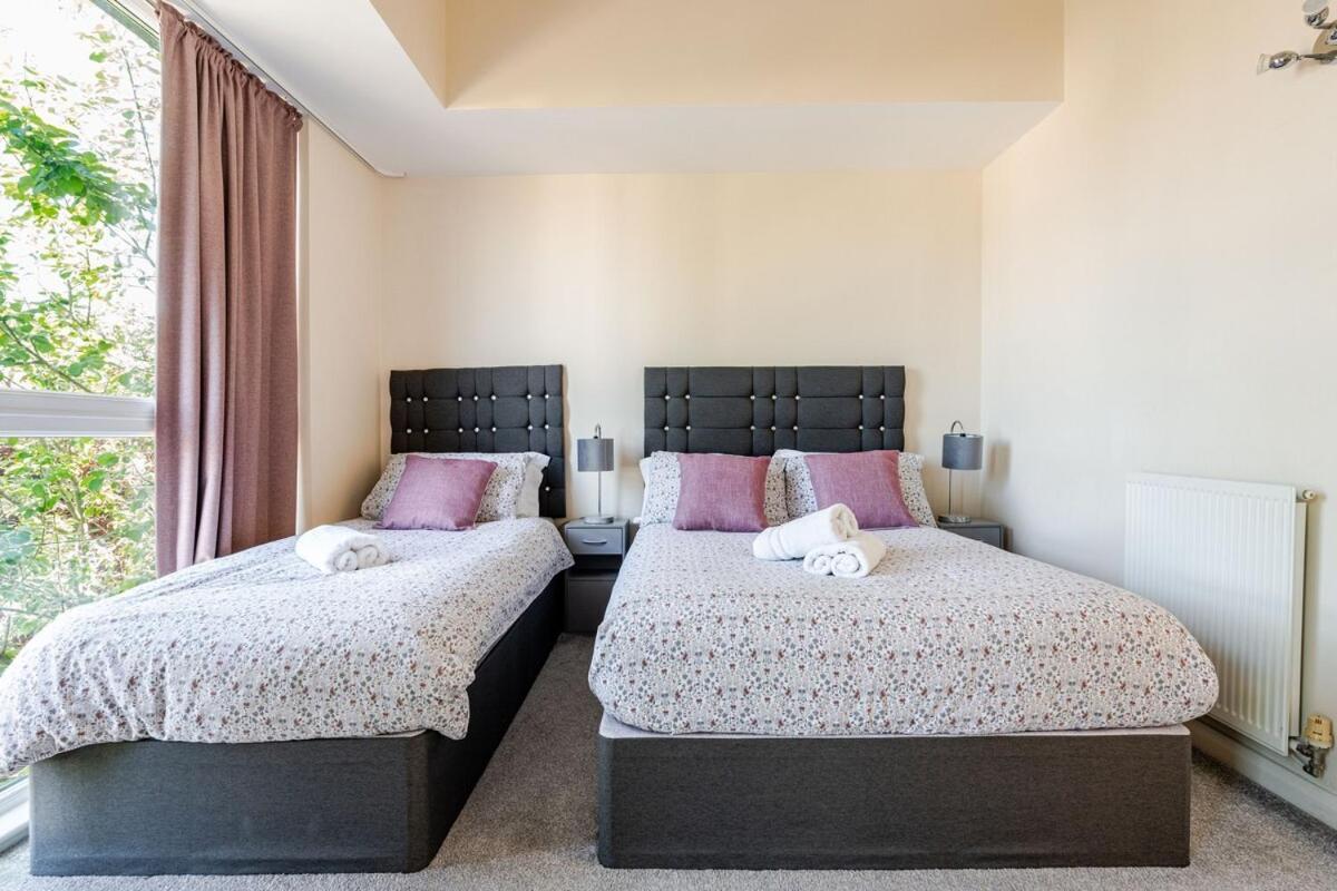 Comfortable 3-Storey House With Free Car Parking مانشستر المظهر الخارجي الصورة